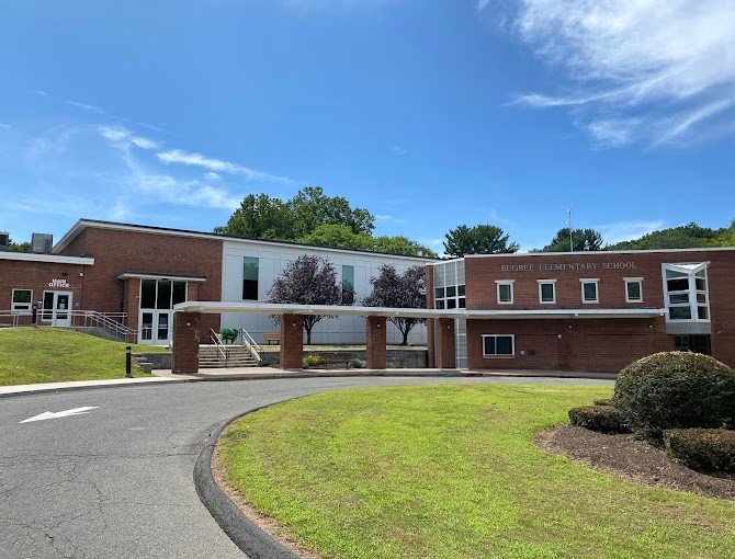 Bugbee Elementary School Home Prices, Best time to Sell in Bugbee Bugbee, School a brick building with a curved road and grass